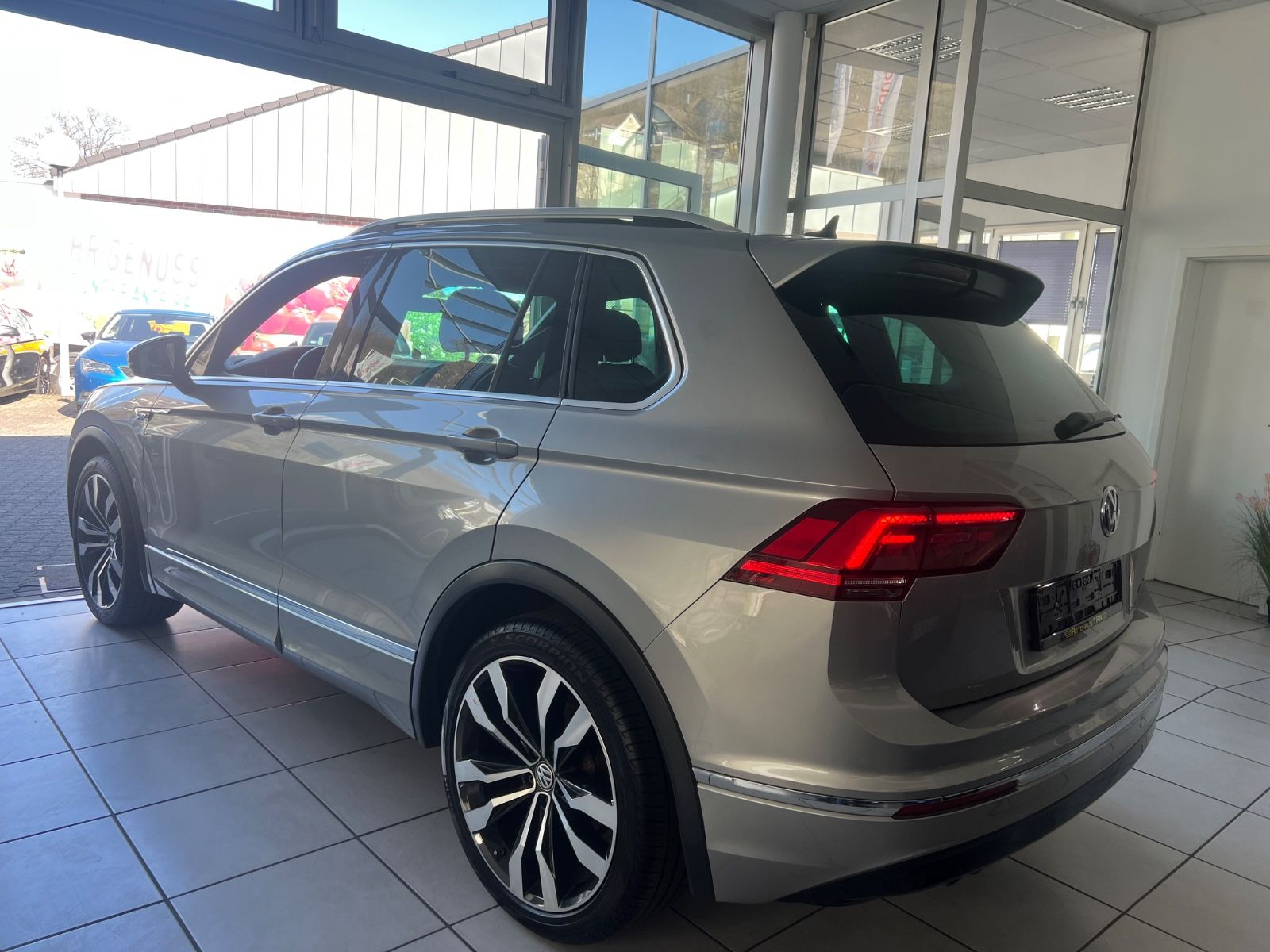 Fahrzeugabbildung Volkswagen Tiguan Highline 2.0TDI DSG 4Motion R-Line
