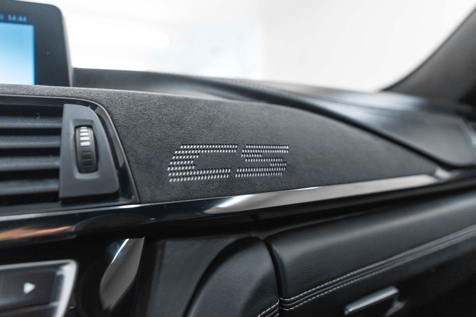 Fahrzeugabbildung BMW M4 CS Head UP LED NAV KAM PDC DKG