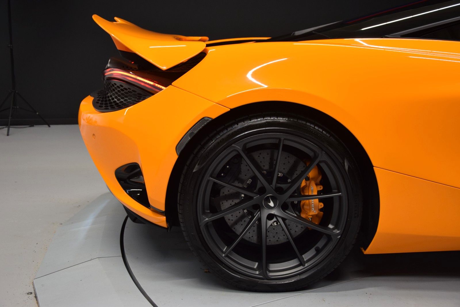 Fahrzeugabbildung McLaren 750S Black Pack / Lift Schale B&W Aero Kamera