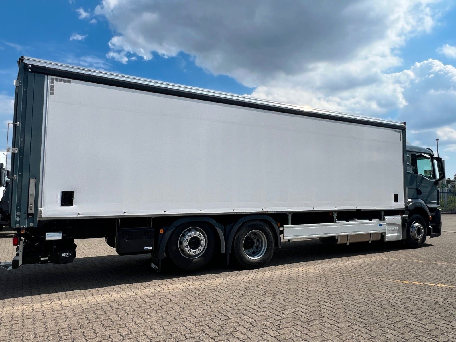 Fahrzeugabbildung MAN 26.480 6x2-4 LL CH