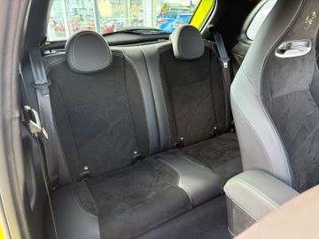 Fahrzeugabbildung Abarth 500 e Scorpionissima Navi Pano Temp JBL RFK  uvm