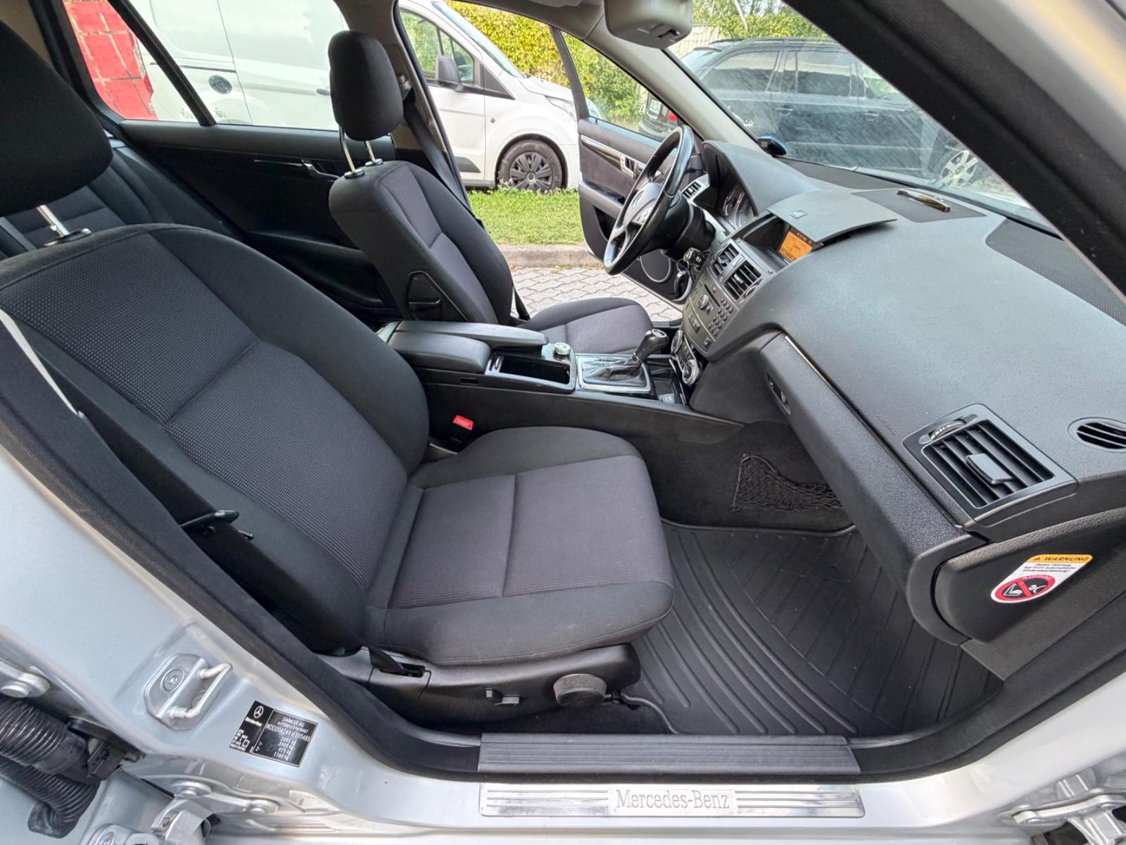 Mercedes-Benz C180 2010 — photo 19