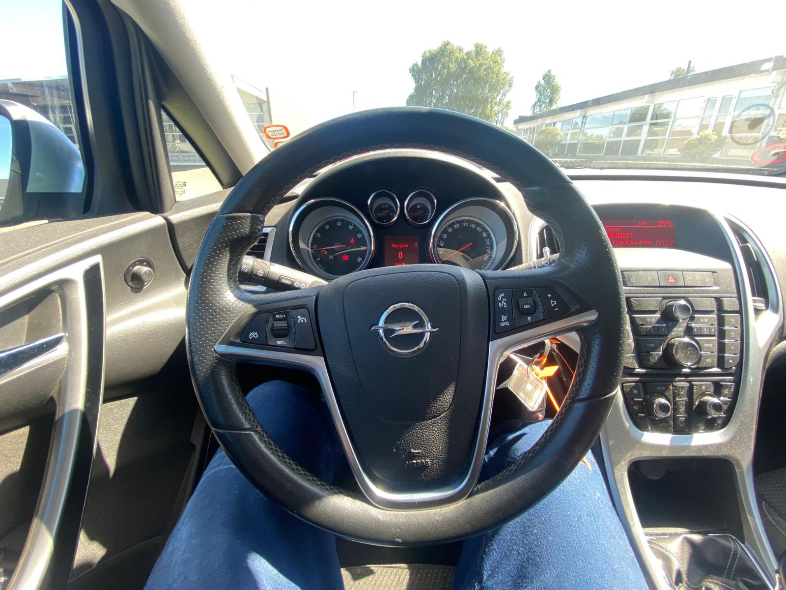 Opel Astra 2012 — photo 11