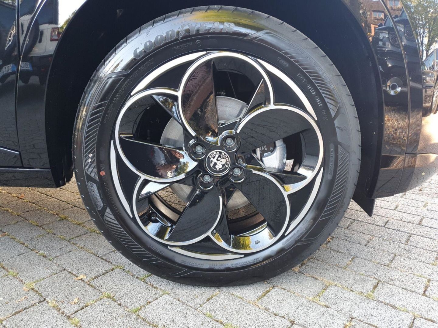 Fahrzeugabbildung Alfa Romeo Junior Ibrida Q4 1,2 VGT 107kW - sofort -