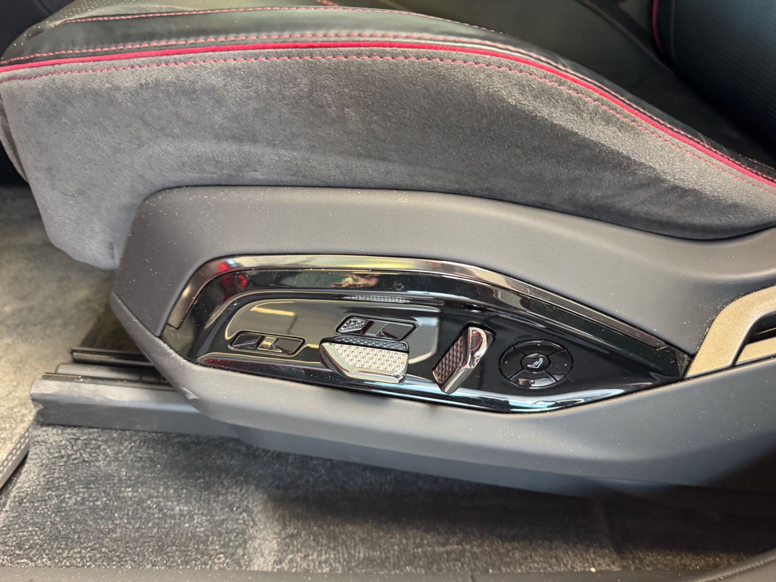 Fahrzeugabbildung Lotus Eletre EDS 450 S 4WD Executive Seat 112 kWh