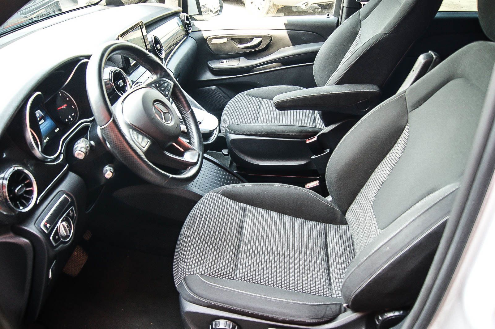 Fahrzeugabbildung Mercedes-Benz V 250 d EDITION lang MBUX 7-SITZE IQ-LED KAMERA