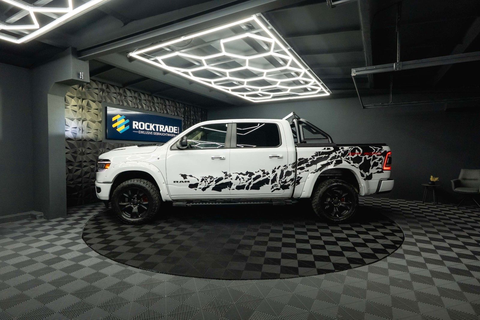 Fahrzeugabbildung Dodge RAM 5.7 V8 HEMI 4x4 OFFROAD Night-Paket *LED*