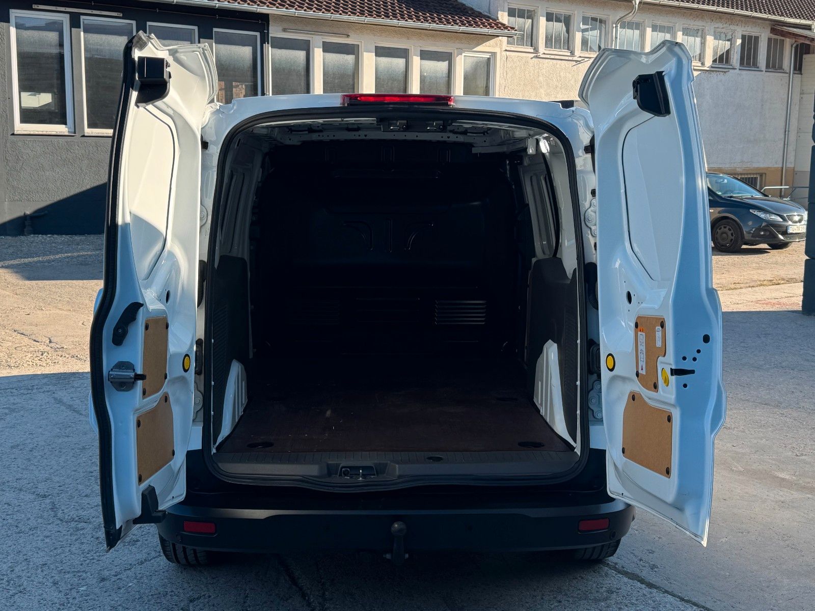 Fahrzeugabbildung Ford Transit Connect 230 L2 Autm. Trend 4d AHK
