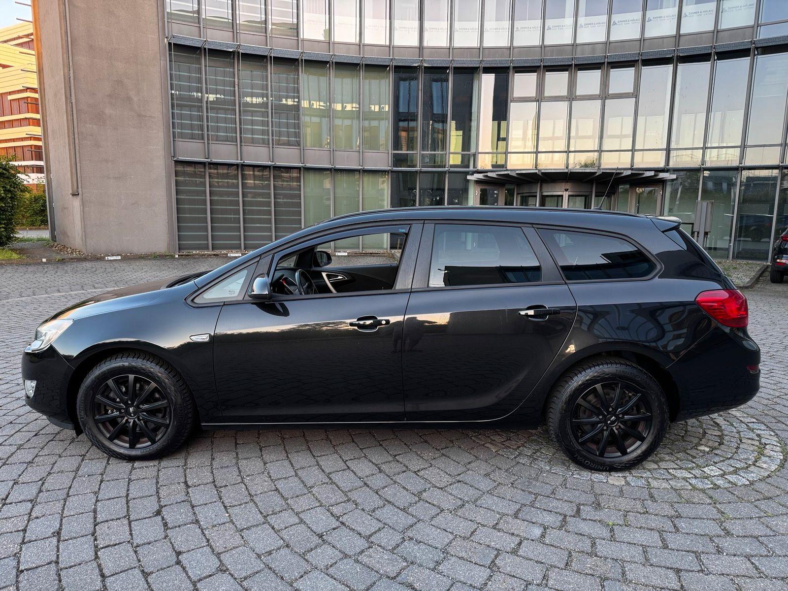 Opel Astra 2012 — photo 8