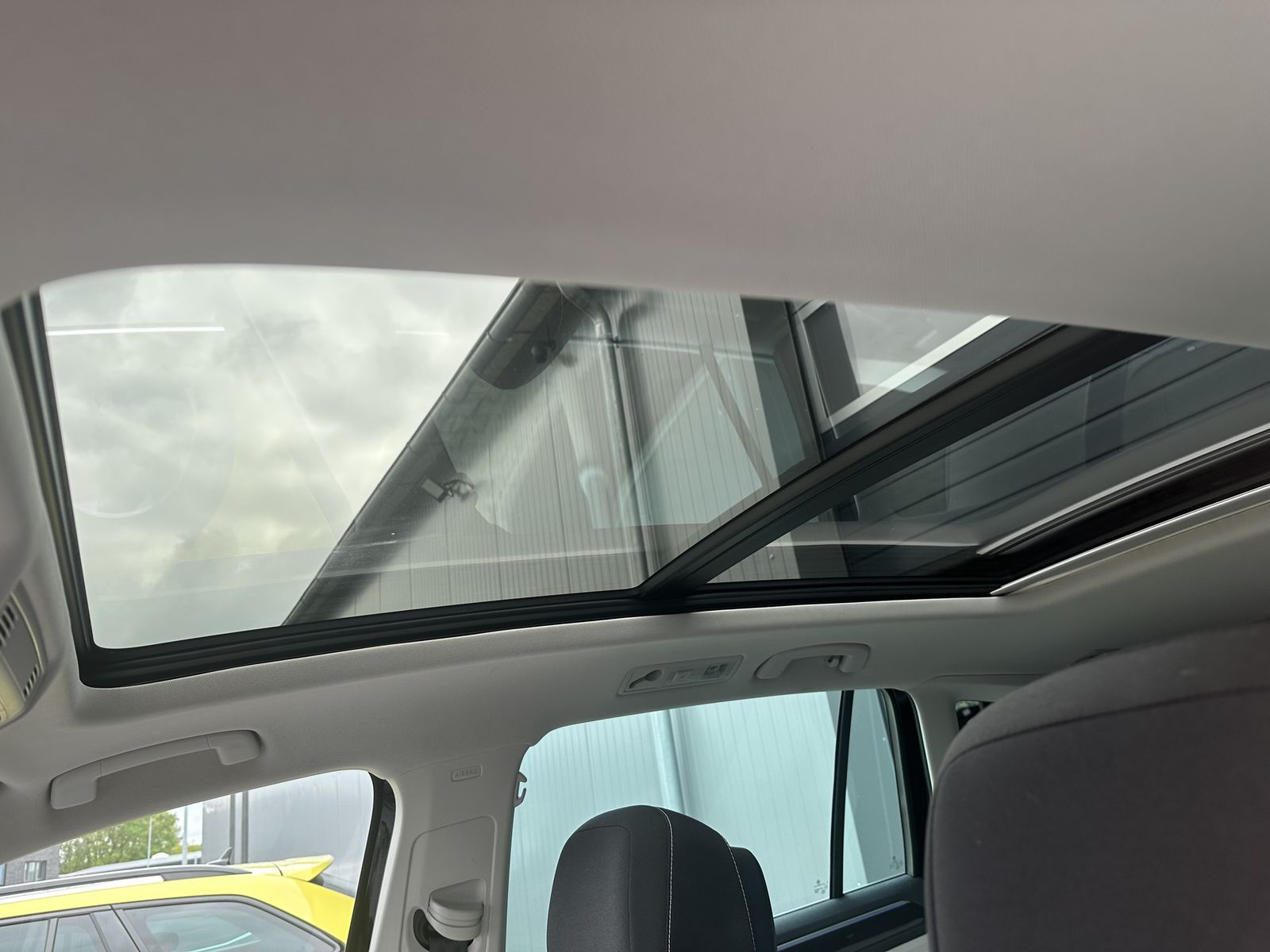 Fahrzeugabbildung Volkswagen Tiguan 2.0 TDI DSG 4M Elegance NAV+LED+ACC+PANO