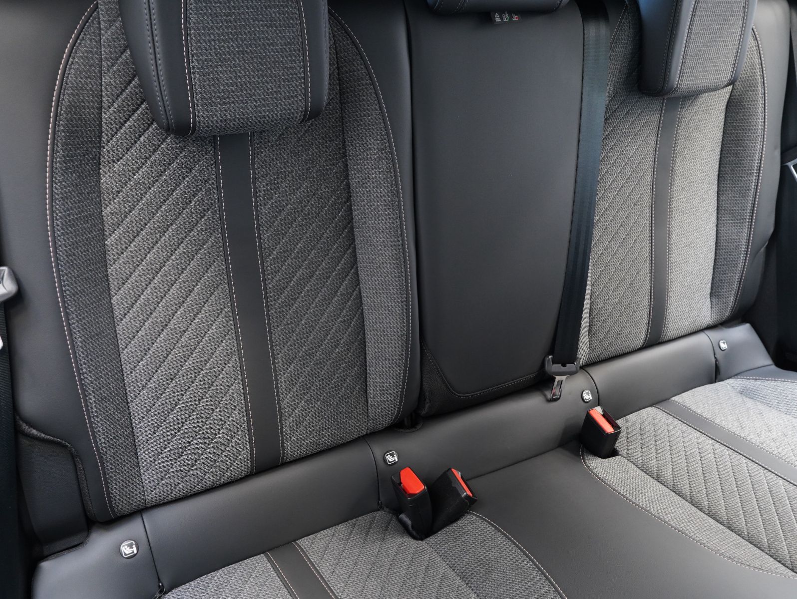 Fahrzeugabbildung Peugeot 2008 1.2 PureTech 130 Allure LED/NAVI/ACC