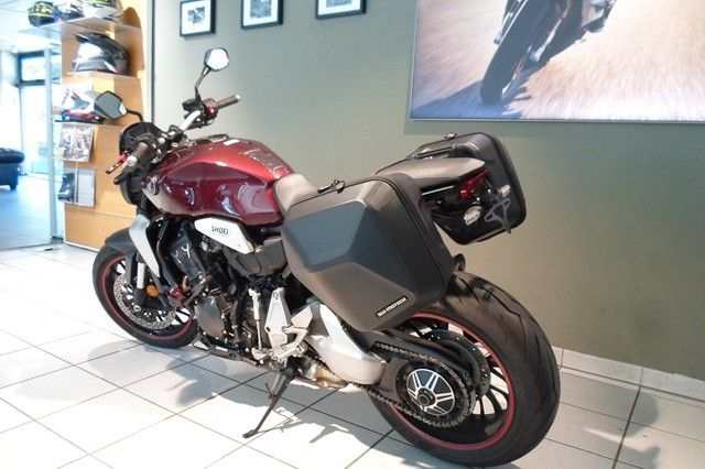 Fahrzeugabbildung Honda CB1000R mit Seitenkoffer