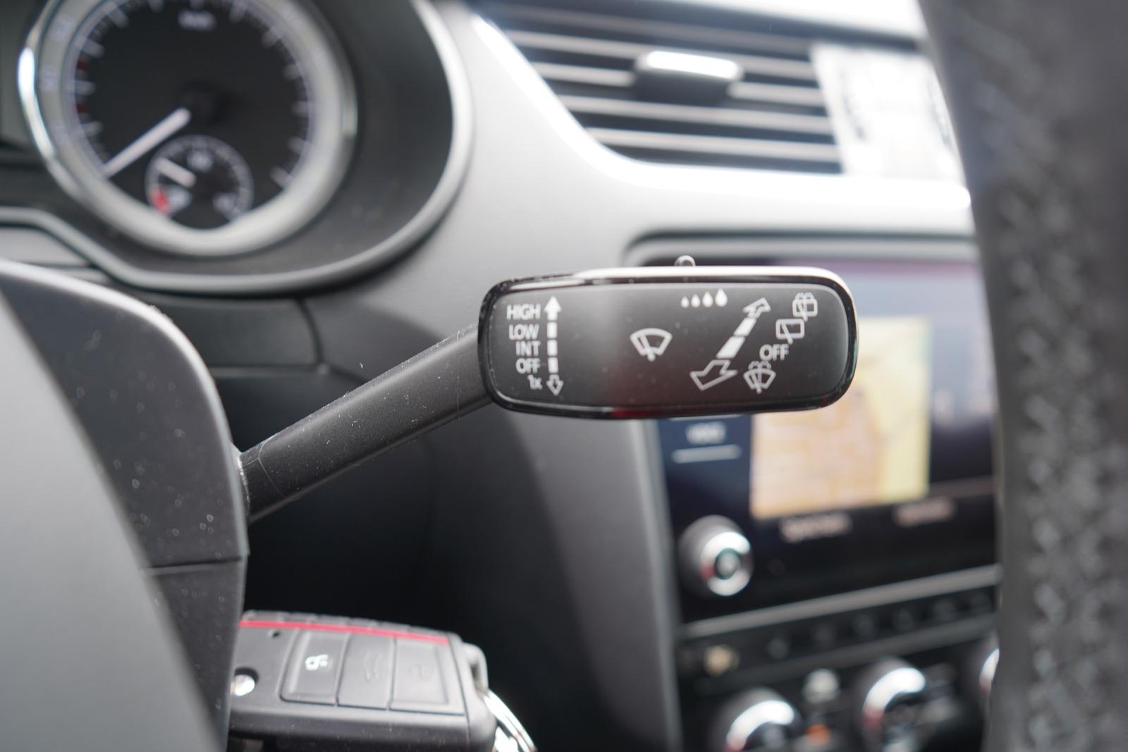 Skoda Octavia 1.6 TDI Style Navi Sitzheizung Klimaaut.