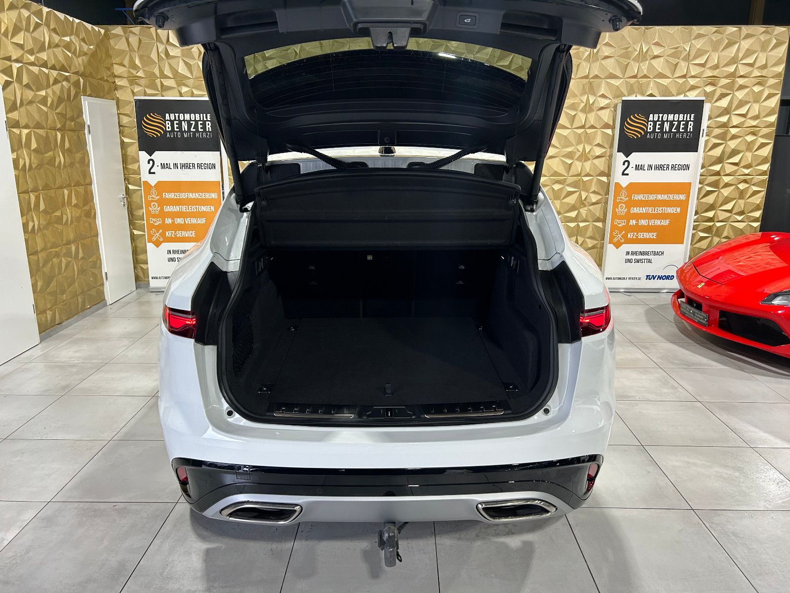 Fahrzeugabbildung Jaguar F-PACE SE AWD/HEAD-UP/MEMORY/ACC/KAMERA/APPLE