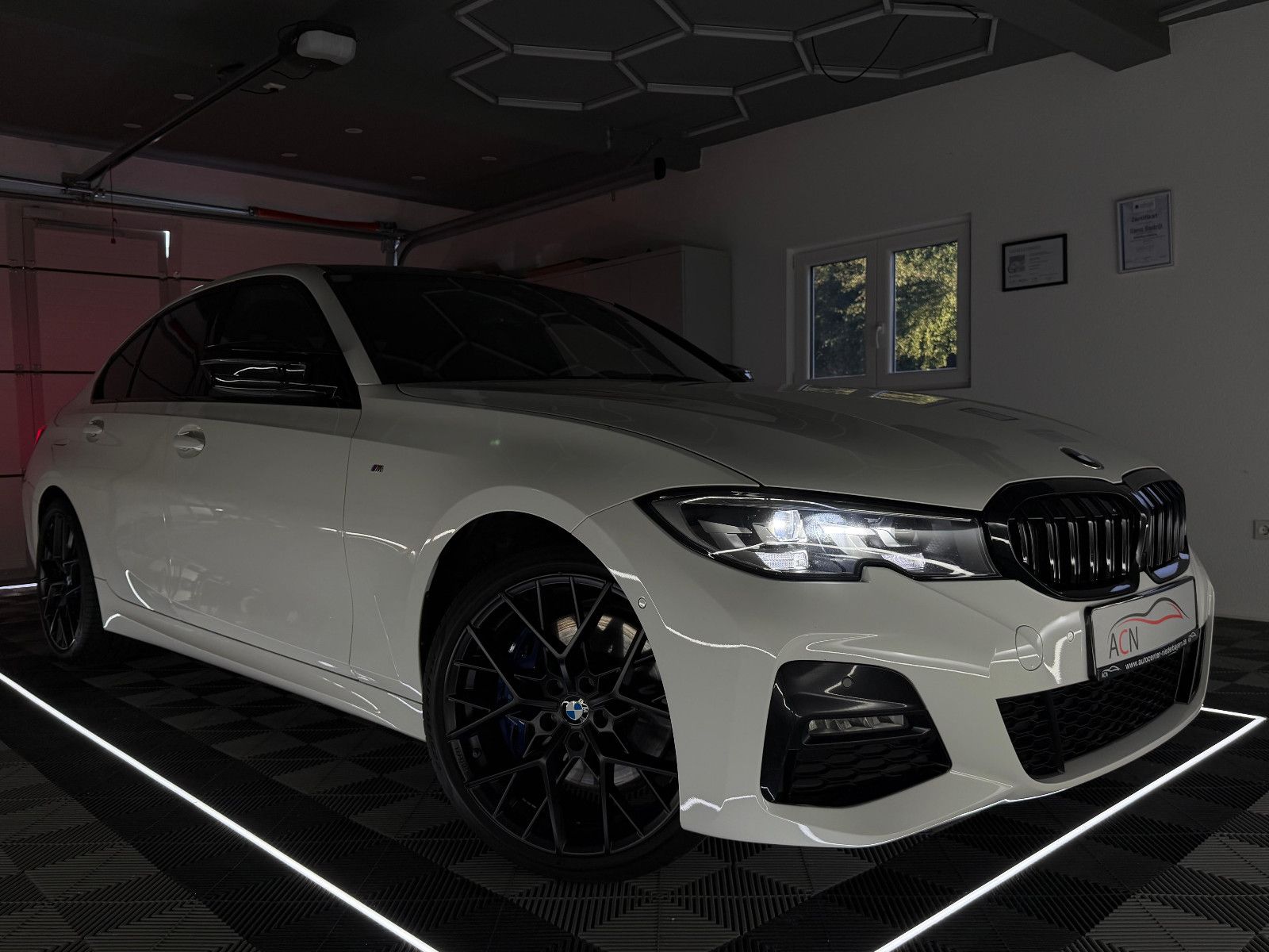 Fahrzeugabbildung BMW 330i xDrive M-SPORT/HUD/DE-FZG/HiFi/LIVE CO/2.HD