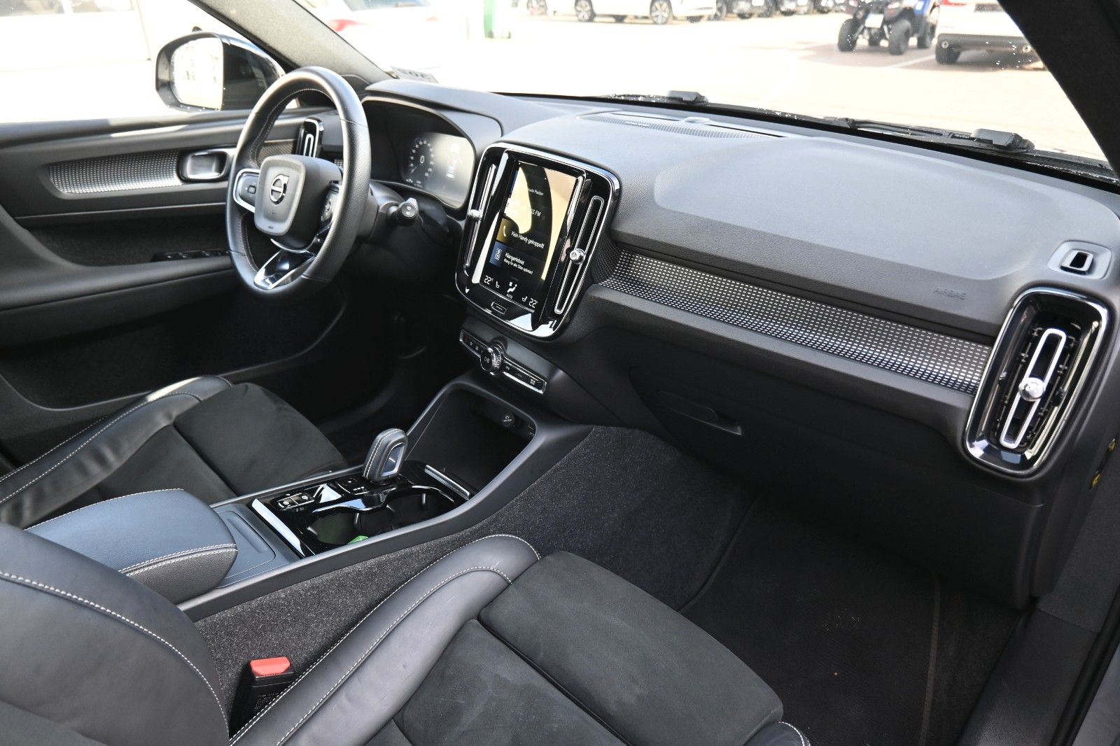 Fahrzeugabbildung Volvo XC40 T3 R-Design Geartronic*LED*H&K*ACC*NAV*CAM