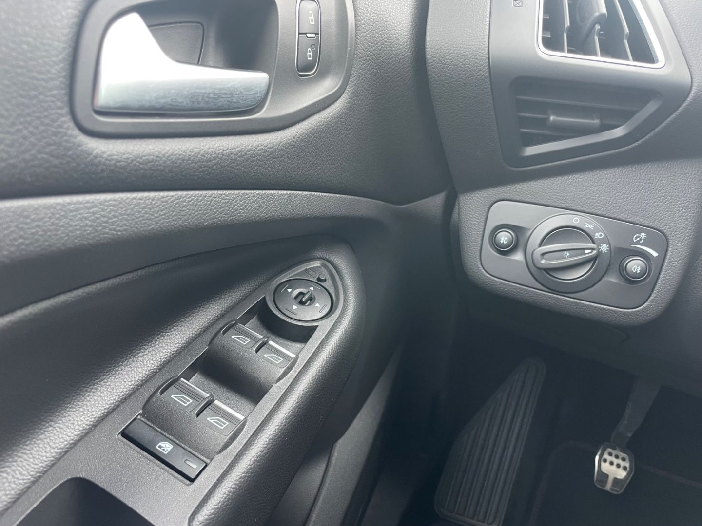 Fahrzeugabbildung Ford Kuga ST-Line elek Heckkl SHZ vo Lenkradhzg