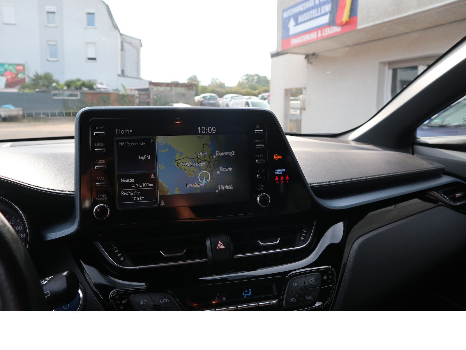 Fahrzeugabbildung Toyota C-HR Hybrid Team D Totwink/SHZ/Scheckheftgepfleg