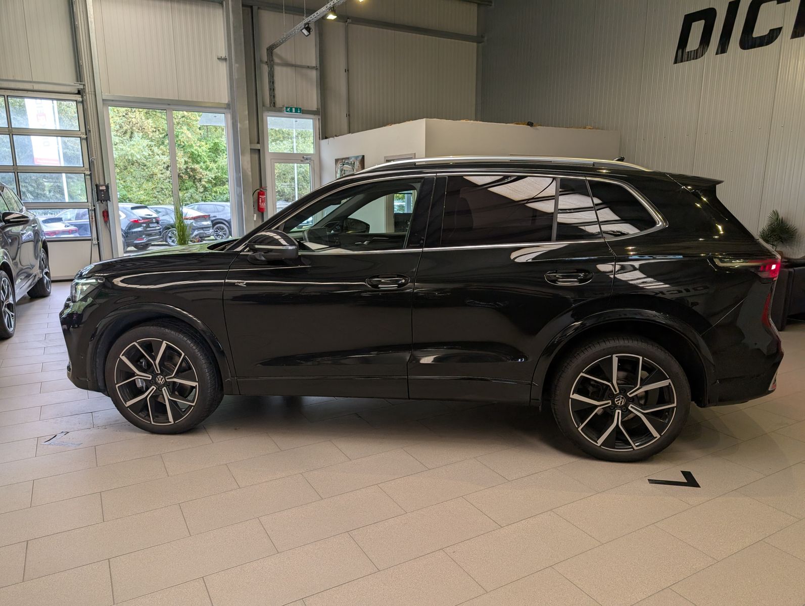 Fahrzeugabbildung Volkswagen Tiguan 2.0TDI R-Line 4M Pano H/K AHK Matrix 20"