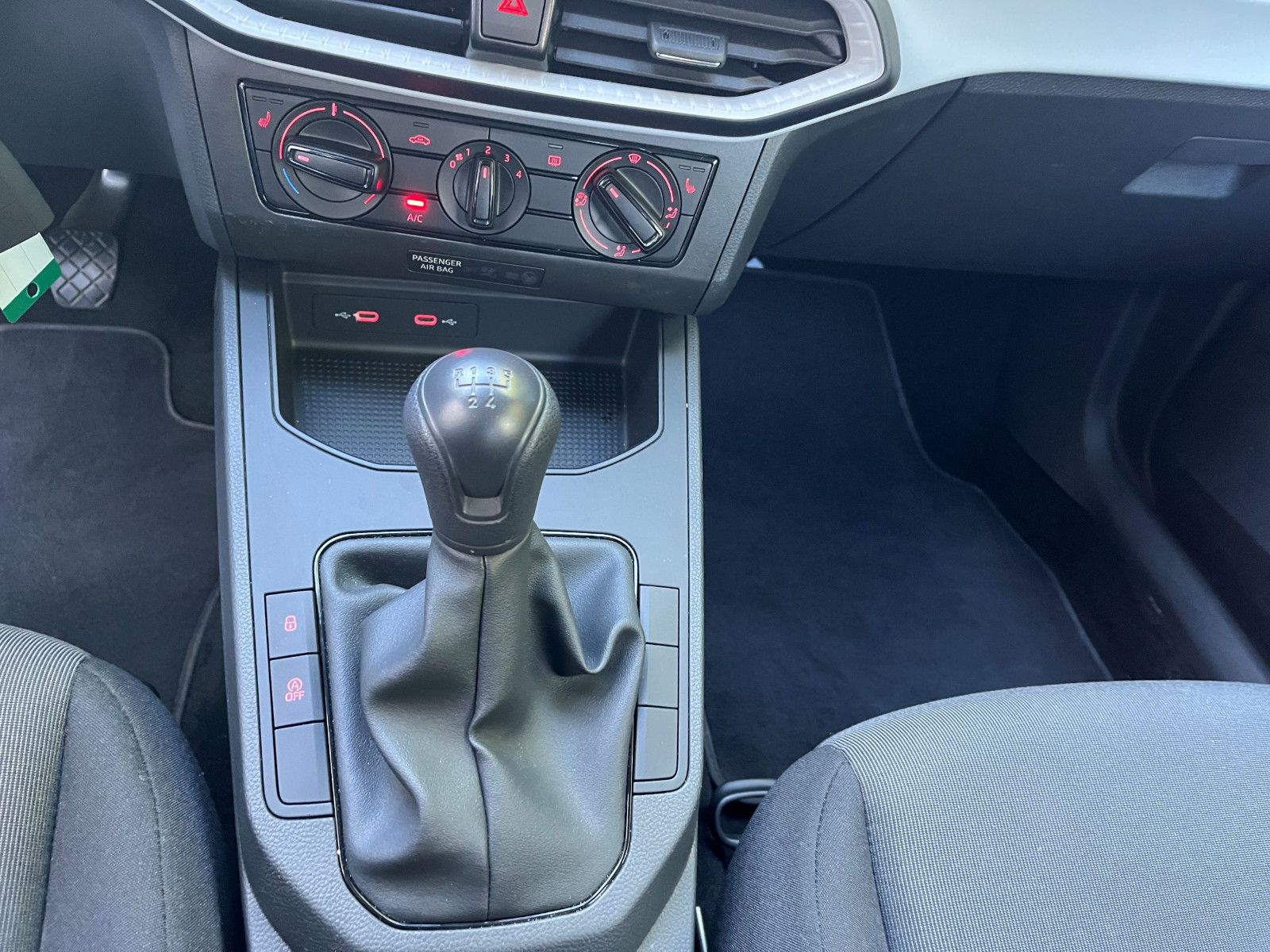 Fahrzeugabbildung SEAT Ibiza 1,0 TSI SHZ PDC LED ALU PDC FULL LINK MFL