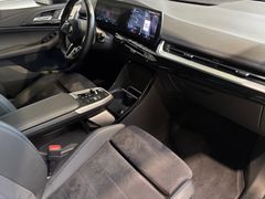 Fahrzeugabbildung BMW 220i Active Tourer -- ACC/AHK/Pano/harman/HeadUp