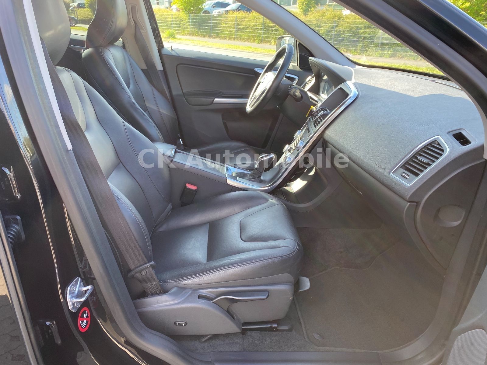 Fahrzeugabbildung Volvo XC60 D3 Summum 2WD/Navi/Leder/Bi-Xenon/PDC/AHK