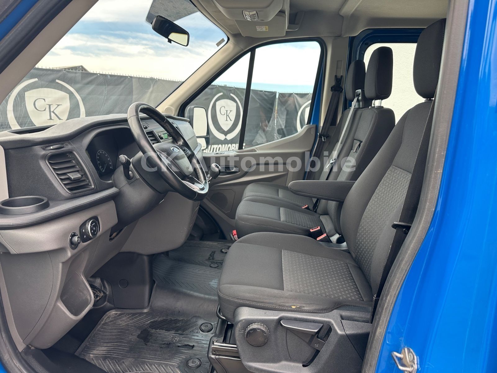 Fahrzeugabbildung Ford Transit Pritsche 350 L3 DoKa Trend/7 Sitze/AHK