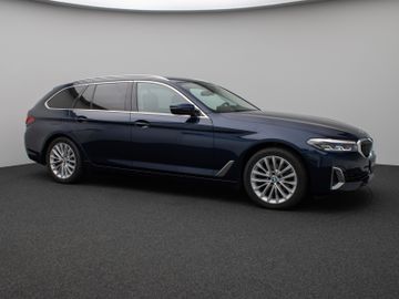 Fahrzeugabbildung BMW 520d xD Luxury Line Kamera HUD DAB HiFi DisplKey