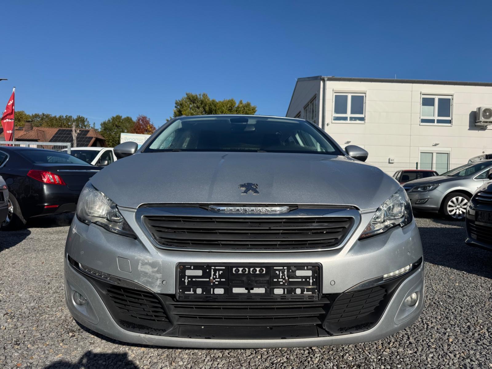 Peugeot 308 2015 — rear view