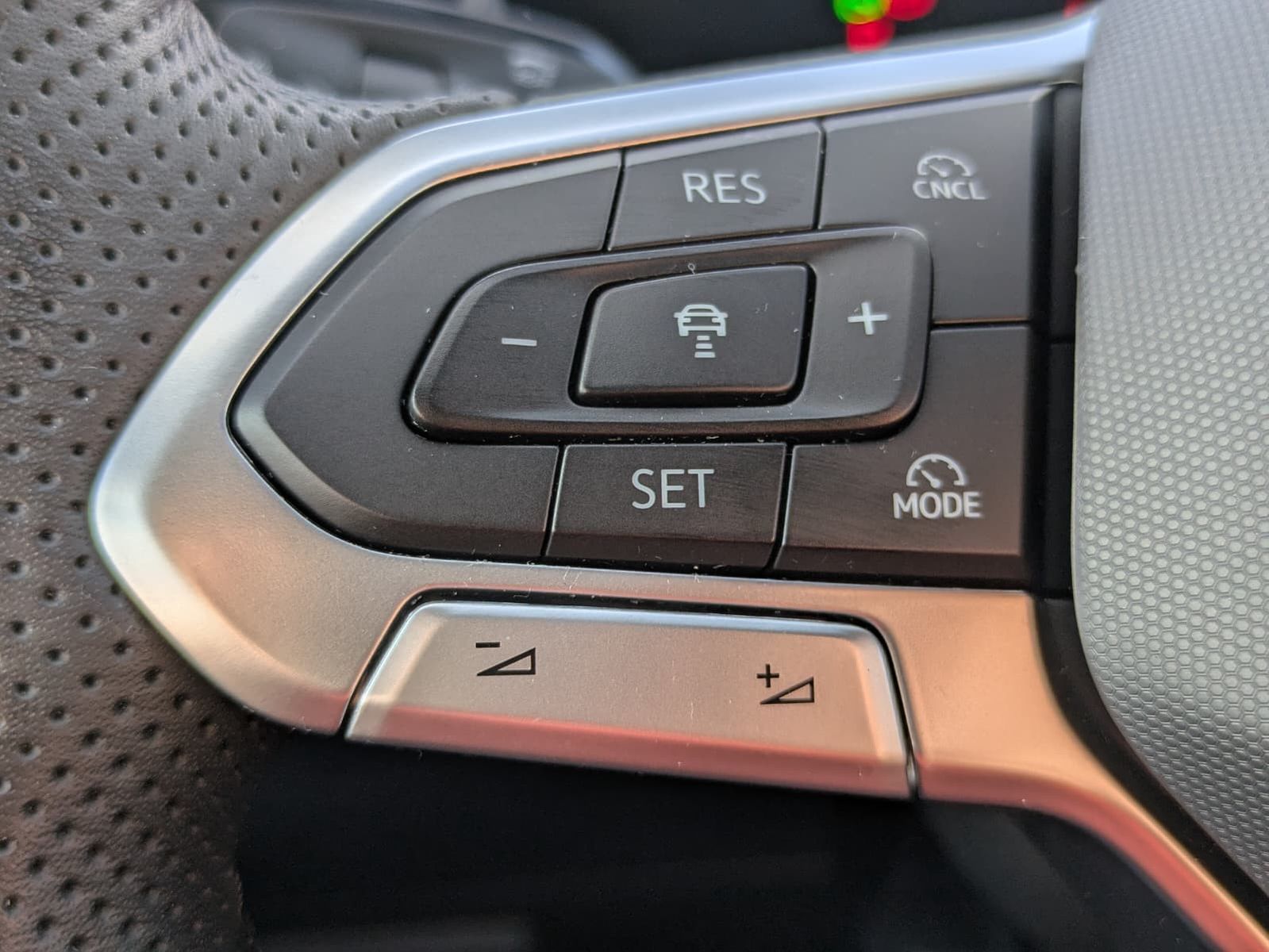 Fahrzeugabbildung Volkswagen Tiguan 2.0 TDI 4M R-Line PANO*H&K*AHK*MATRIX*20"