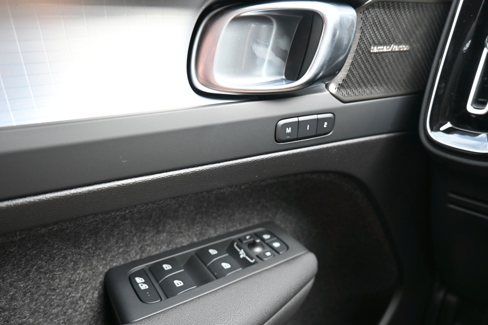 Fahrzeugabbildung Volvo XC40 B3 DKG Plus Dark*FSHZG*360°*AHK*AllSeason