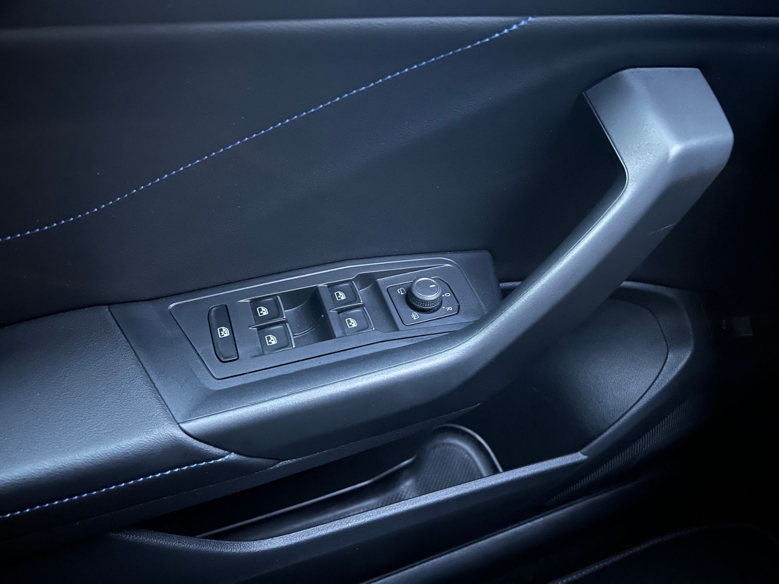 Fahrzeugabbildung Volkswagen T-Roc R 2.0 TSI DSG 4MOTION*AHK,Leder,Navi,Rückf