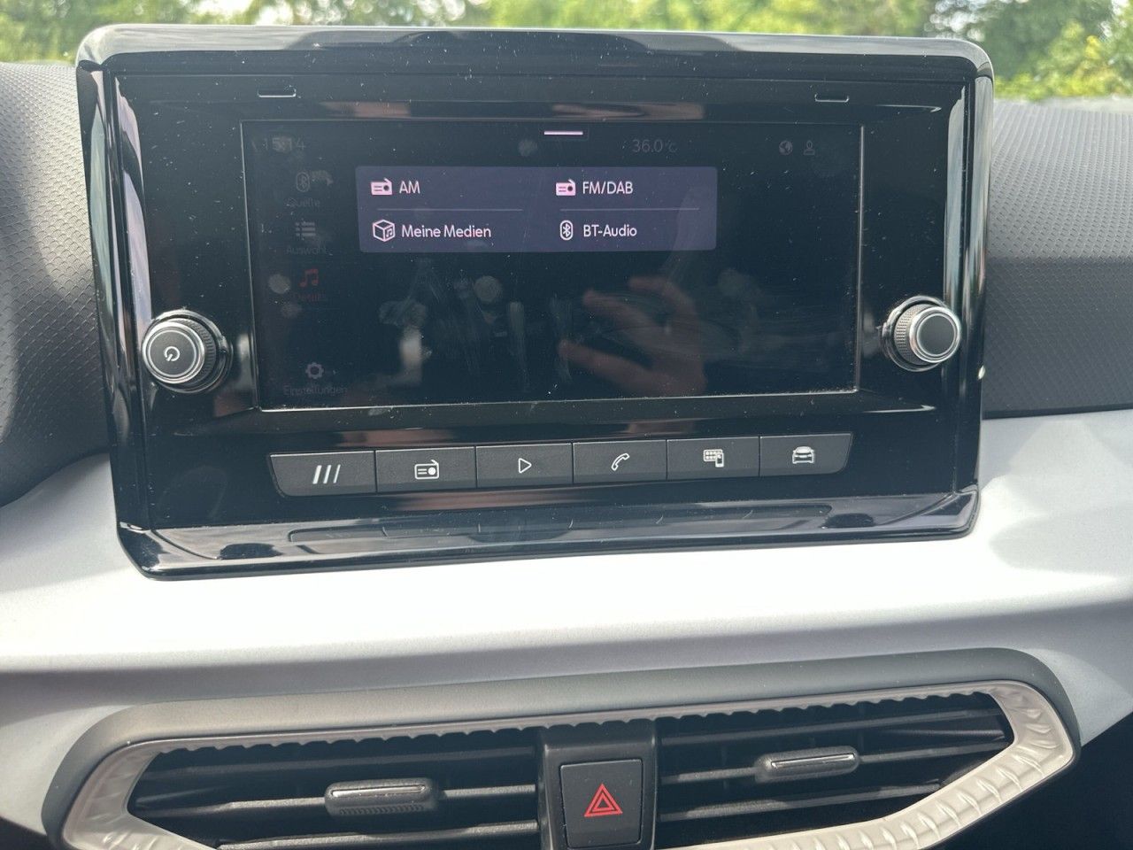 Fahrzeugabbildung SEAT Arona 1.0TSI 116PS Style Edition*AHK*1Hnd* - mit KI generiert/bearbeitet