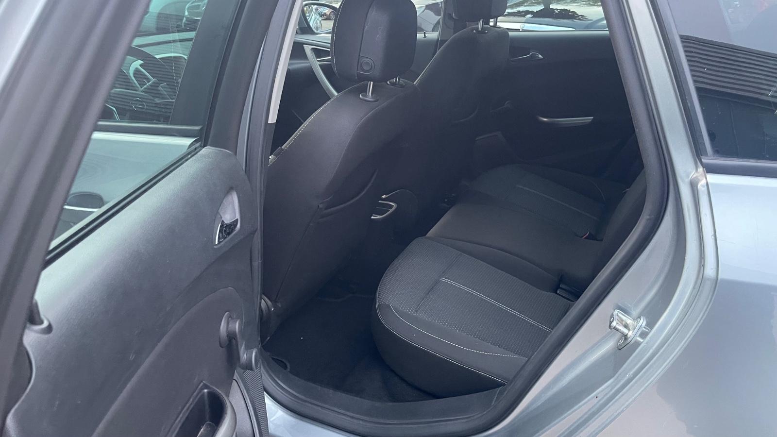 Opel Astra 2011 — photo 14