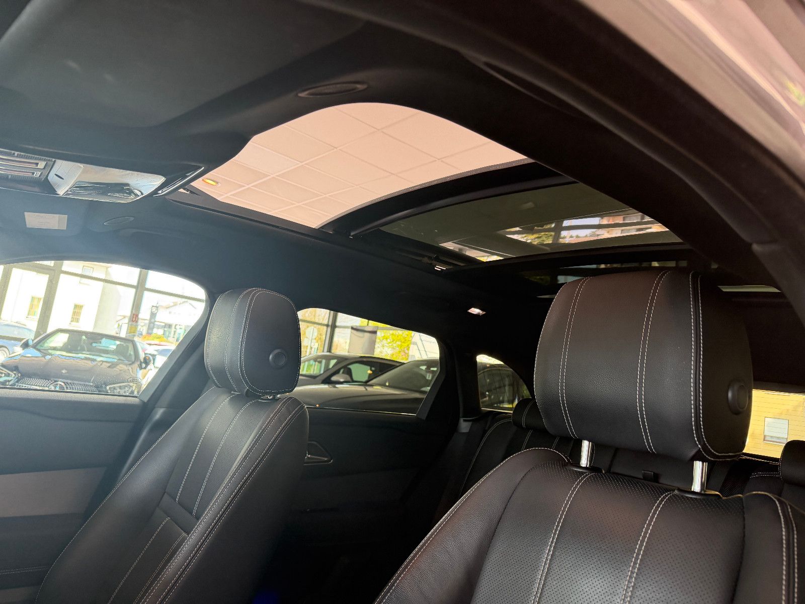 Fahrzeugabbildung Land Rover Range Rover Velar Hybrid S P400e /PANO/MERIDIAN/