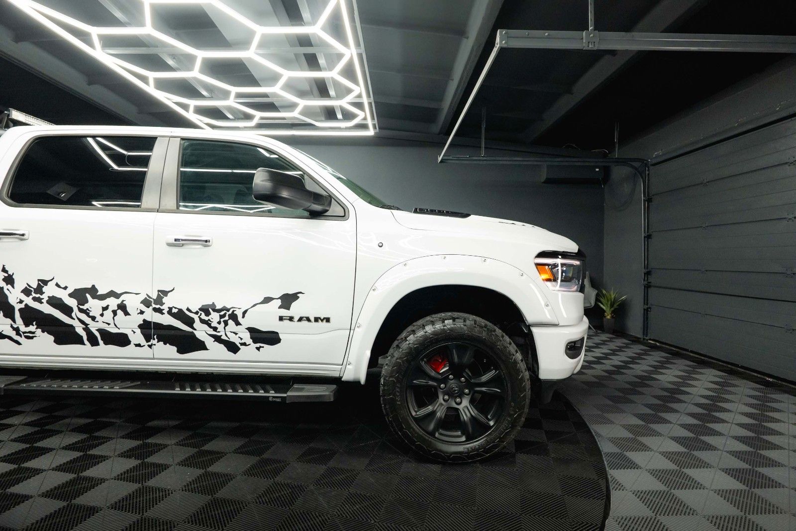 Fahrzeugabbildung Dodge RAM 5.7 V8 HEMI 4x4 OFFROAD Night-Paket *LED*