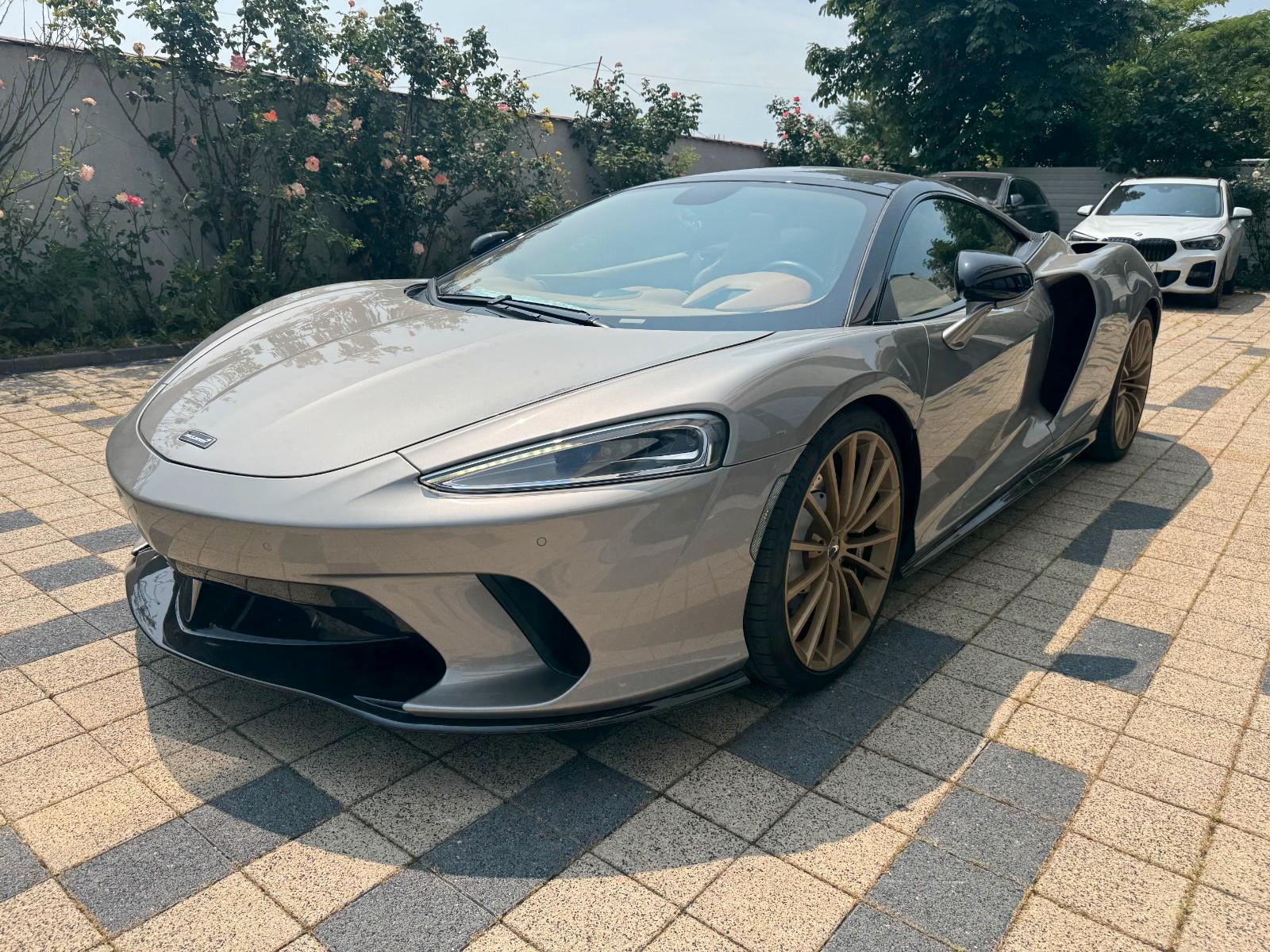 McLaren GT premium pack