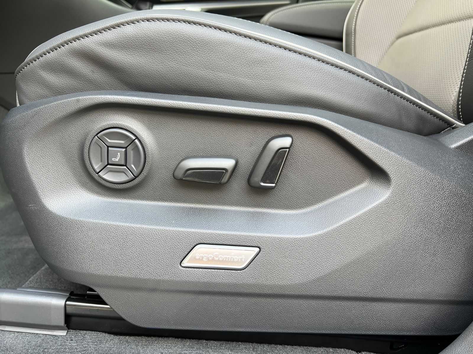 Fahrzeugabbildung Volkswagen Touareg  R-Line 3.0 TDI V6 DSG 4MOTION *Leder, A