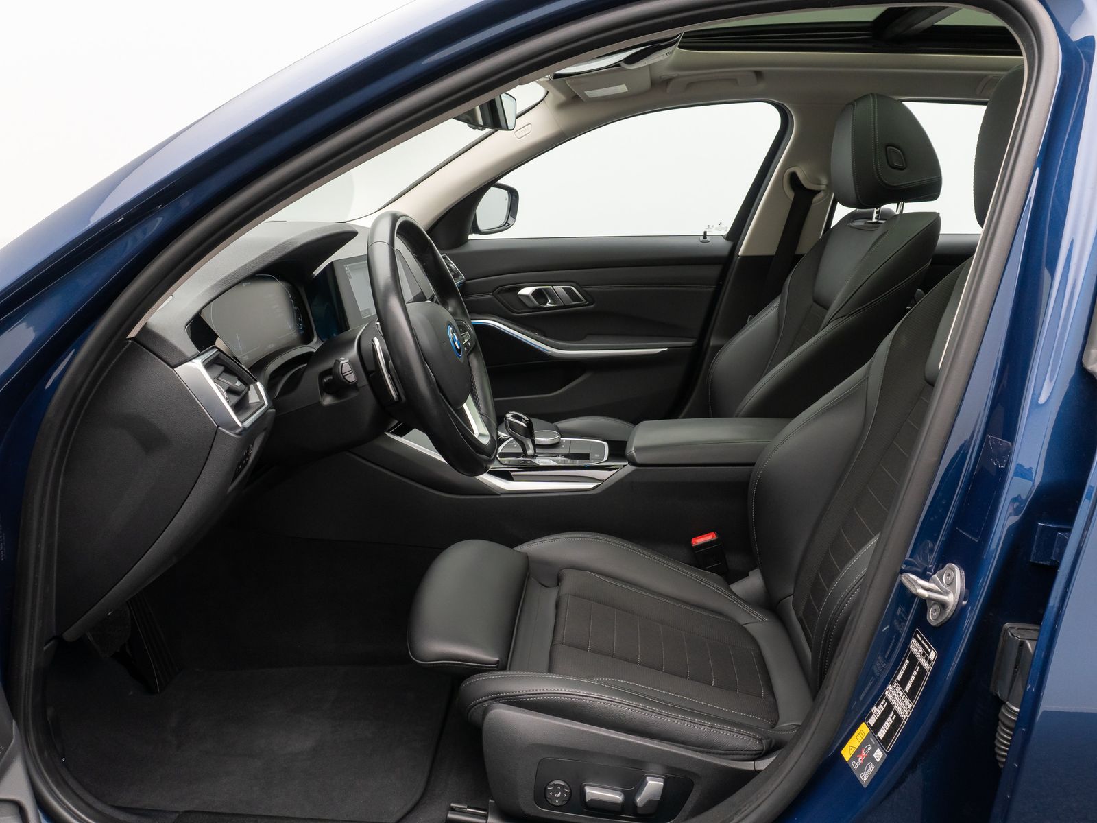 Fahrzeugabbildung BMW 330e xD Sport Line ACC Kamera DAB AHK Panorama