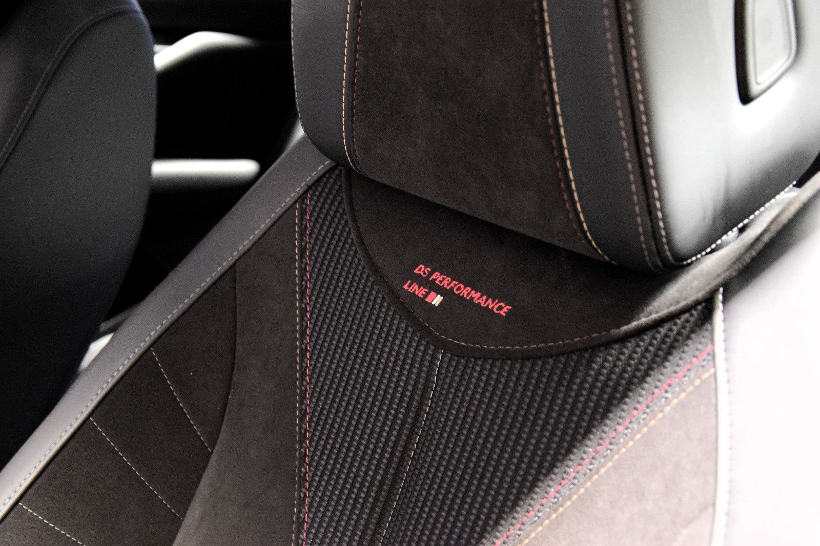 Fahrzeugabbildung DS Automobiles DS4 Performance Line Kamera Sitzheizung
