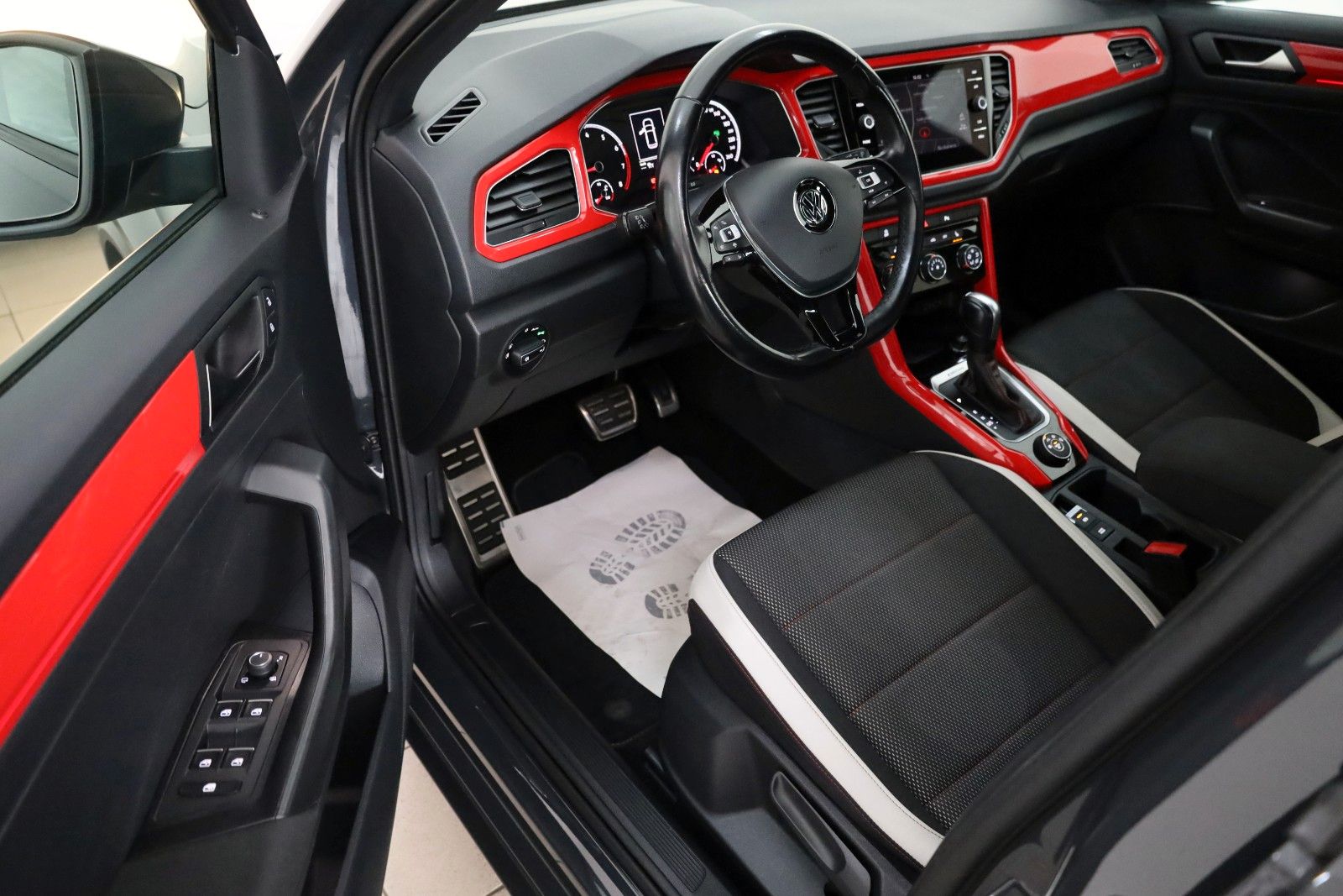 Fahrzeugabbildung Volkswagen T-Roc Sport 4M Navi,ACC,SH,PDC,Apple CarPlay,+WR