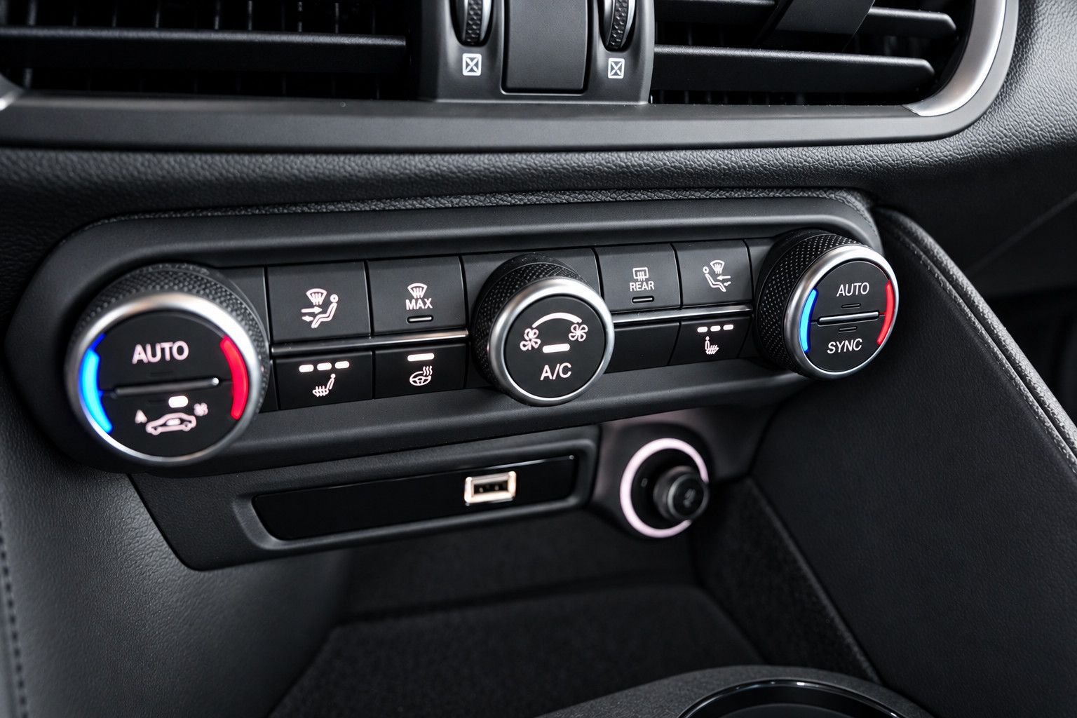 Fahrzeugabbildung Alfa Romeo Giulia Ti Q4/MEMORY/ACC/NAVI/KAMERA/LEDER/