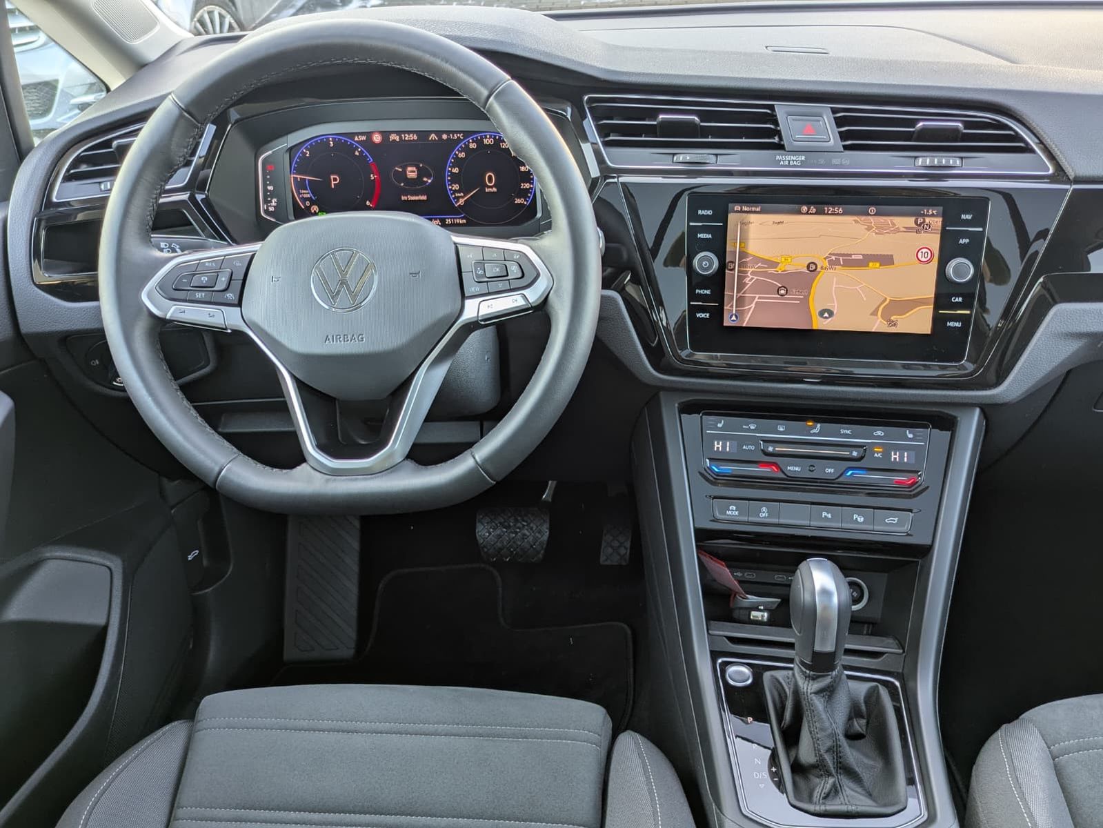 Fahrzeugabbildung Volkswagen Touran 2.0 DSG R-Line High BLACK Pano 7Si IQ AHK