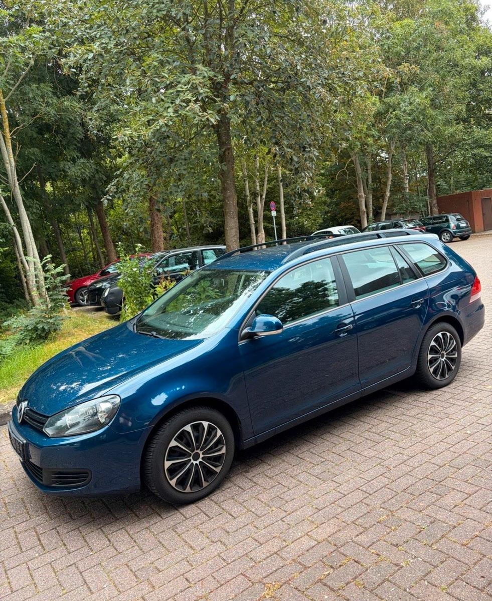 Volkswagen Golf 2012 — rear view