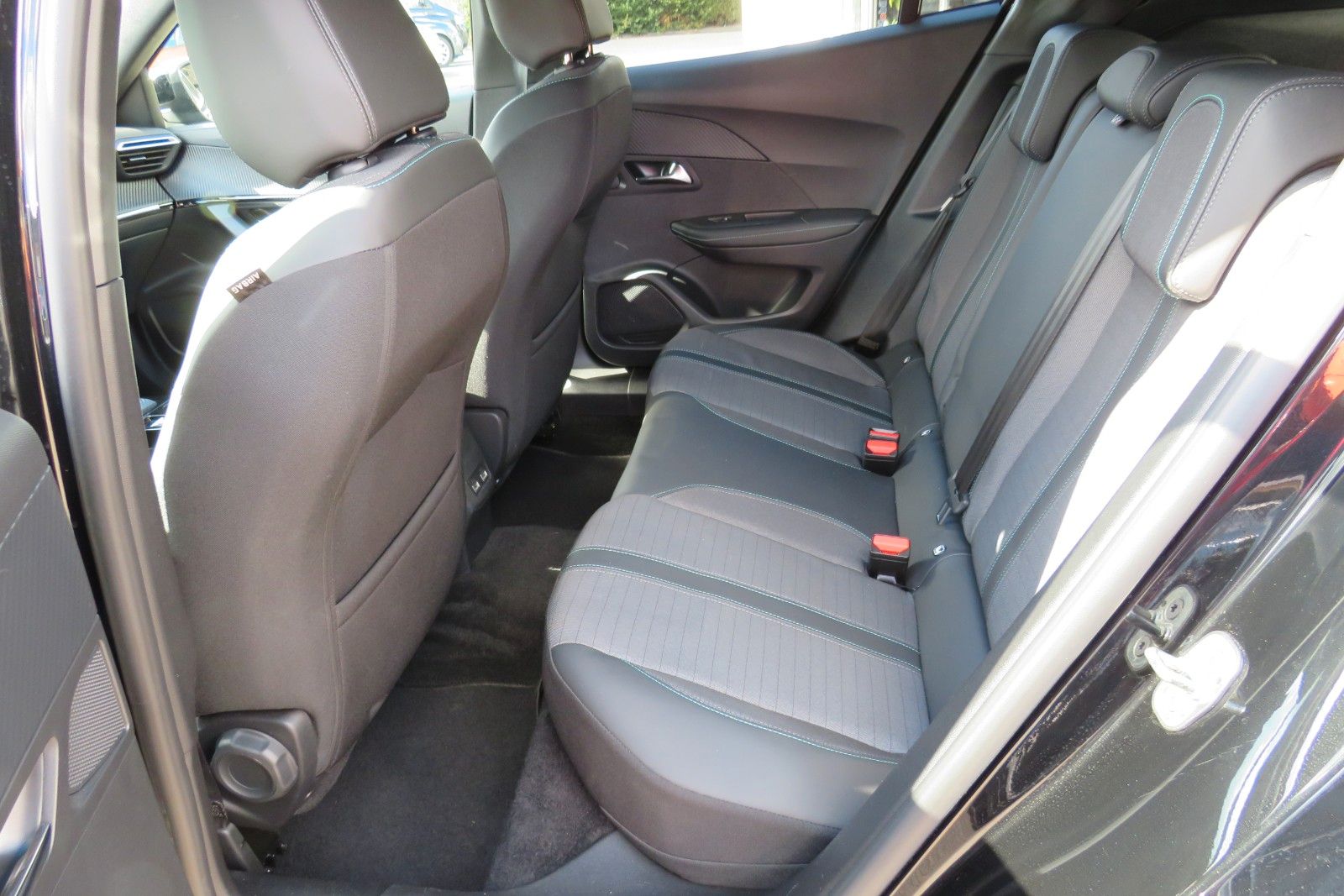 Fahrzeugabbildung Peugeot 2008 e- Allure Pack NAVI KAMERA ACC PDC SITZH 1H