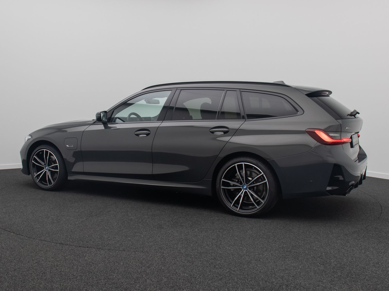 Fahrzeugabbildung BMW 330e xD MSport Kamera HUD DAB AHK Komfort 19Zoll