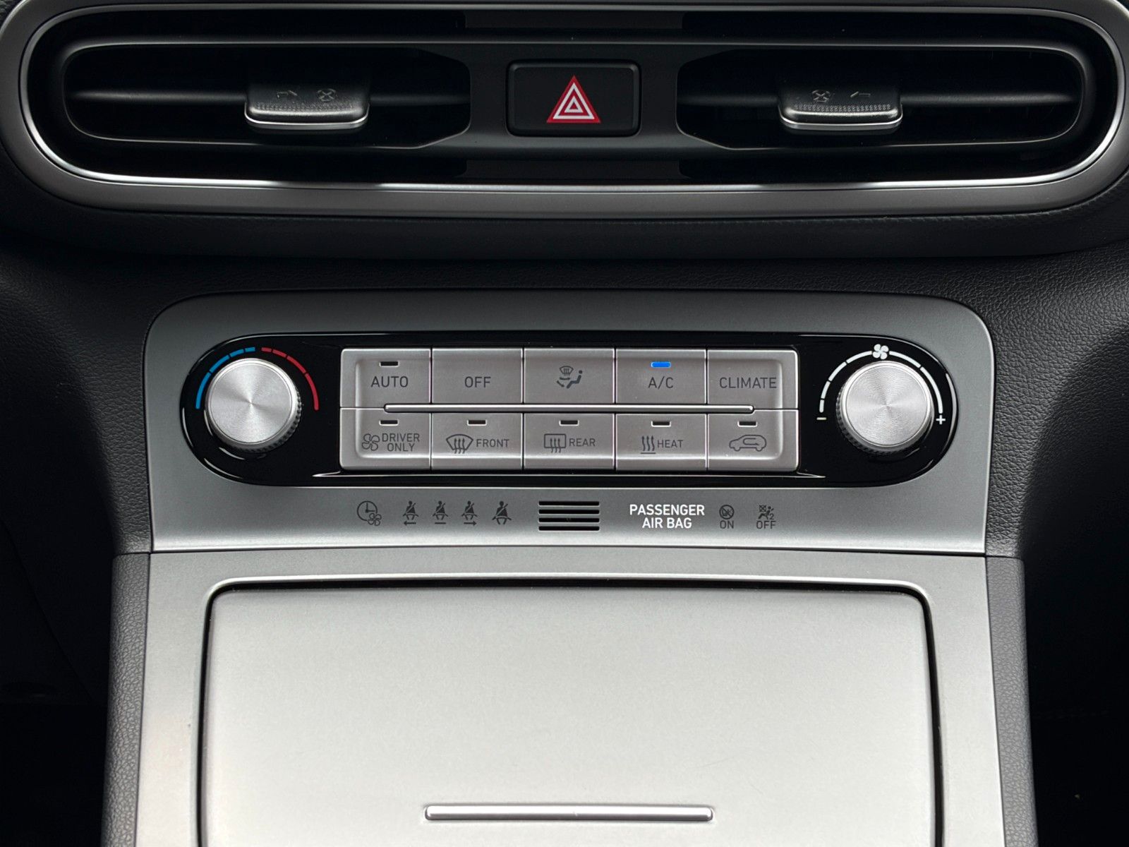 Fahrzeugabbildung Hyundai KONA E Select ACC PDC CAM SHZ LKAS CarPlay