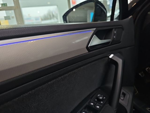 Fahrzeugabbildung Volkswagen Tiguan 1.5 TSI 6-Gang MOVE AHK NAVI MATRIX 360°