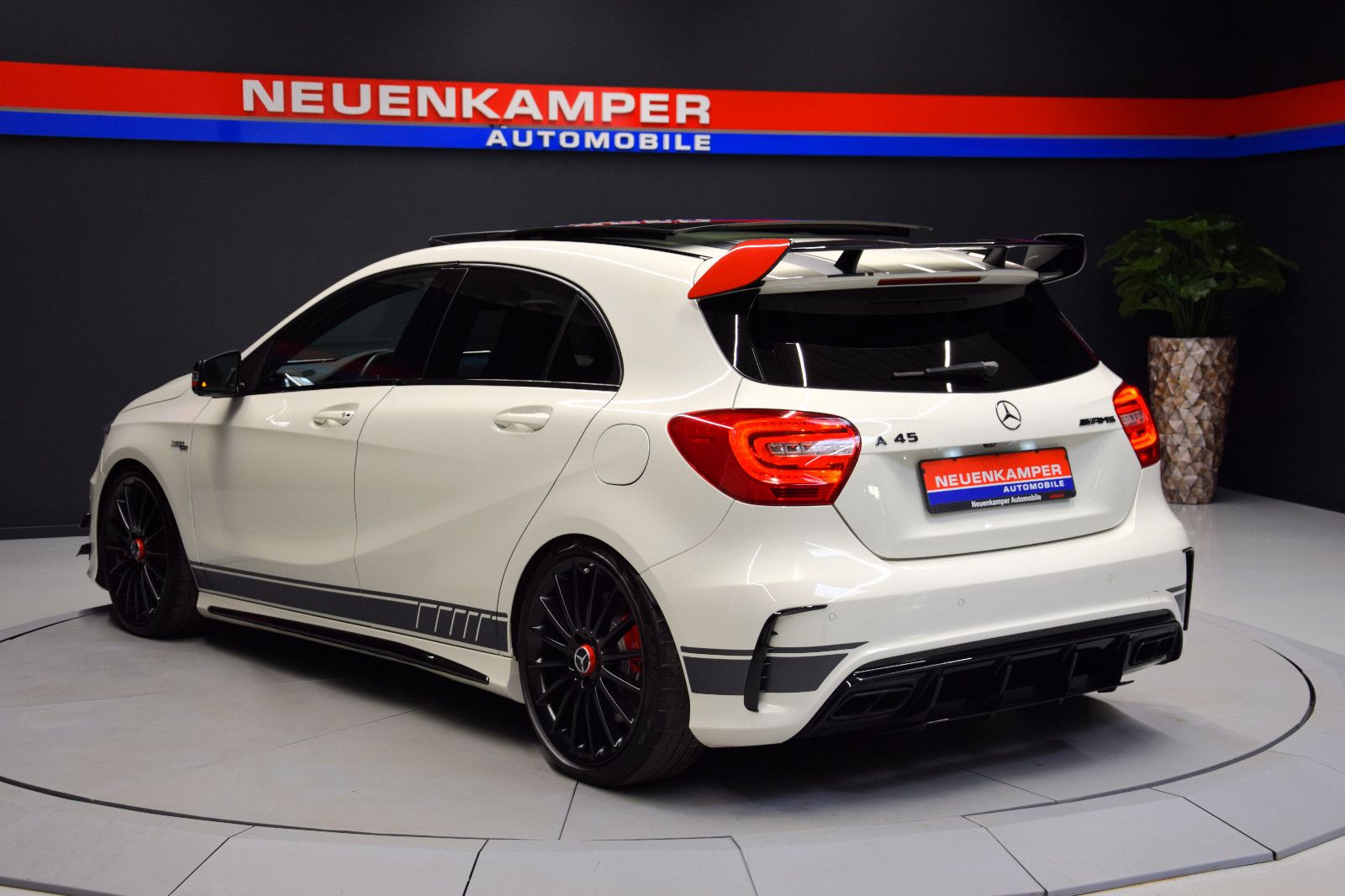 Fahrzeugabbildung Mercedes-Benz A45 AMG EDITION ONE AERO PERFORM PANO DRIVERS