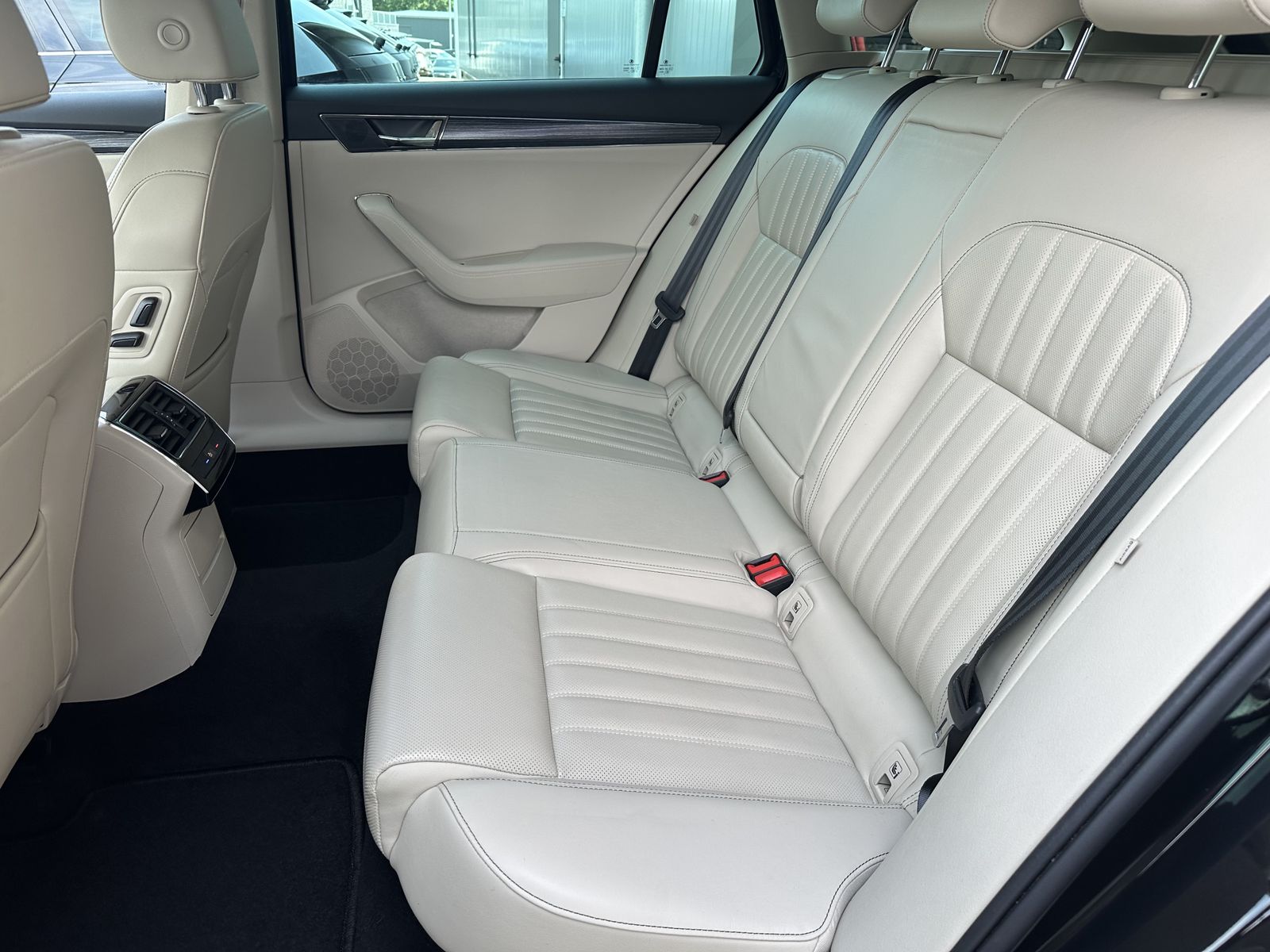 Fahrzeugabbildung SKODA Superb Combi Premium Edition NAV+LED+ACC+18ZO+VC